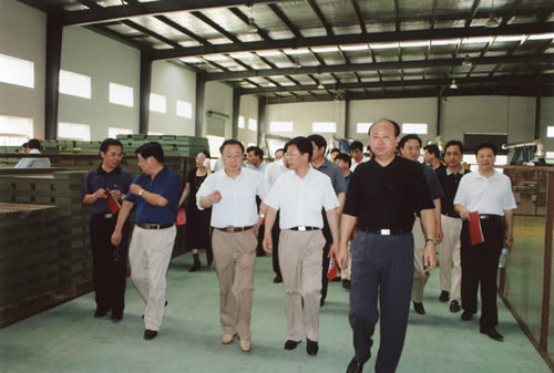 在总经理赵春桂的带领下,公司从刚成立时仅有1条半自动开槽线,员工十