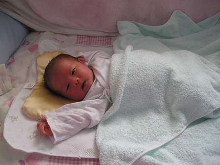 新生儿要不要睡枕头？3月前宝宝应使用专用宝宝枕头！