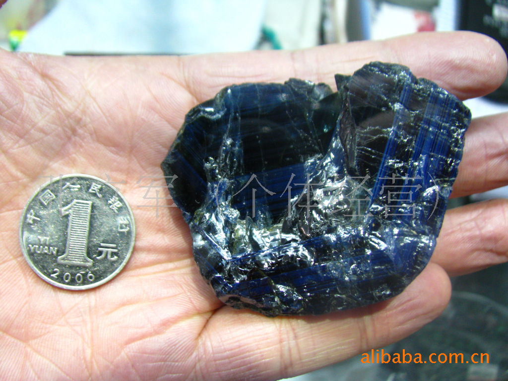 山东特产矿区罕见 743克拉特大块天然蓝宝石原石标本石 晶体好