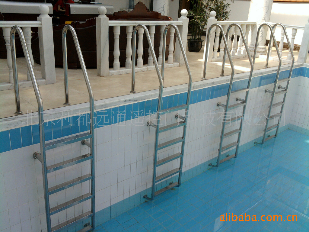 专业厂家生产游泳池爬梯,焊接牢固,不生锈.