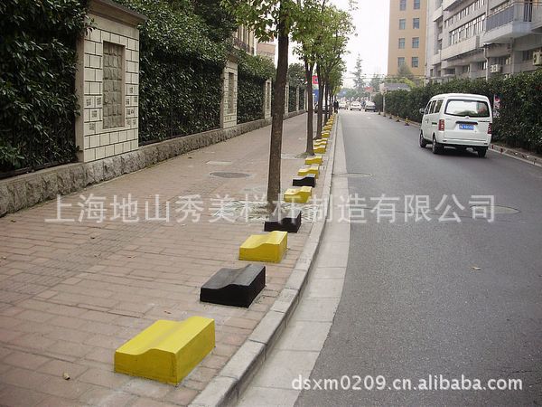 批发供应防撞水泥隔离墩护栏(图)