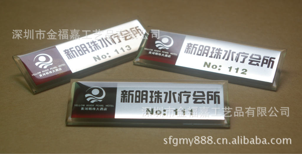【胸牌工牌工号牌滴胶胸牌亚克力胸牌丝印摇咬乐图片
