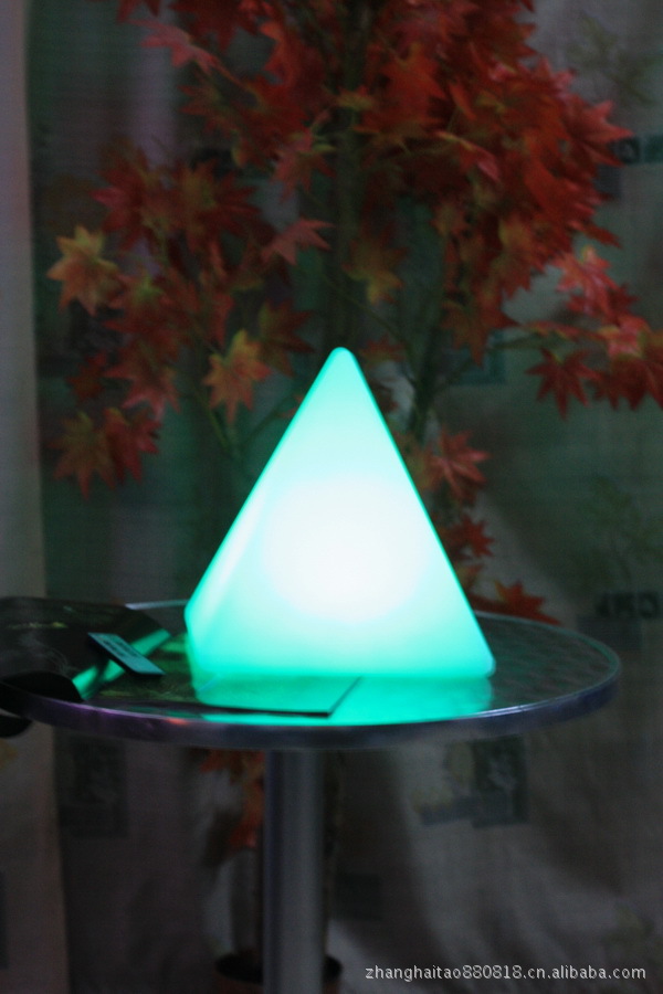 优质LED发光金子塔,高档礼品灯饰,塑料金字塔
