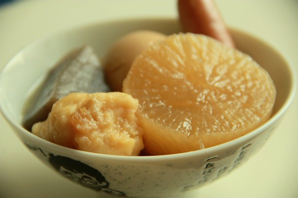 在家庭餐饮中 放入适量大白菜,白萝卜或紫菜,虾米等 和关东煮汤料同
