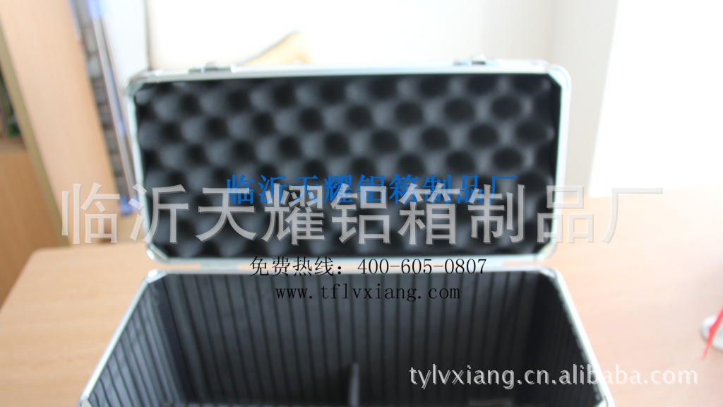 【山东设备定做精密仪器设备工厂手提箱铝箱李永堂塑性密码成形图片