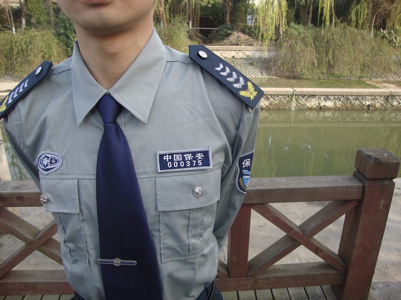 另外本公司同时现货批发供应其它各种保安服,工作服,棉大衣,多功能