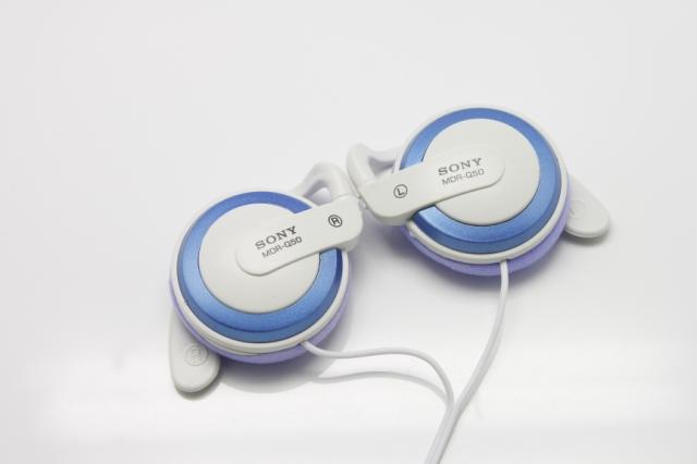 【Q50挂耳式耳机带麦 运动型耳机批发 q50 耳