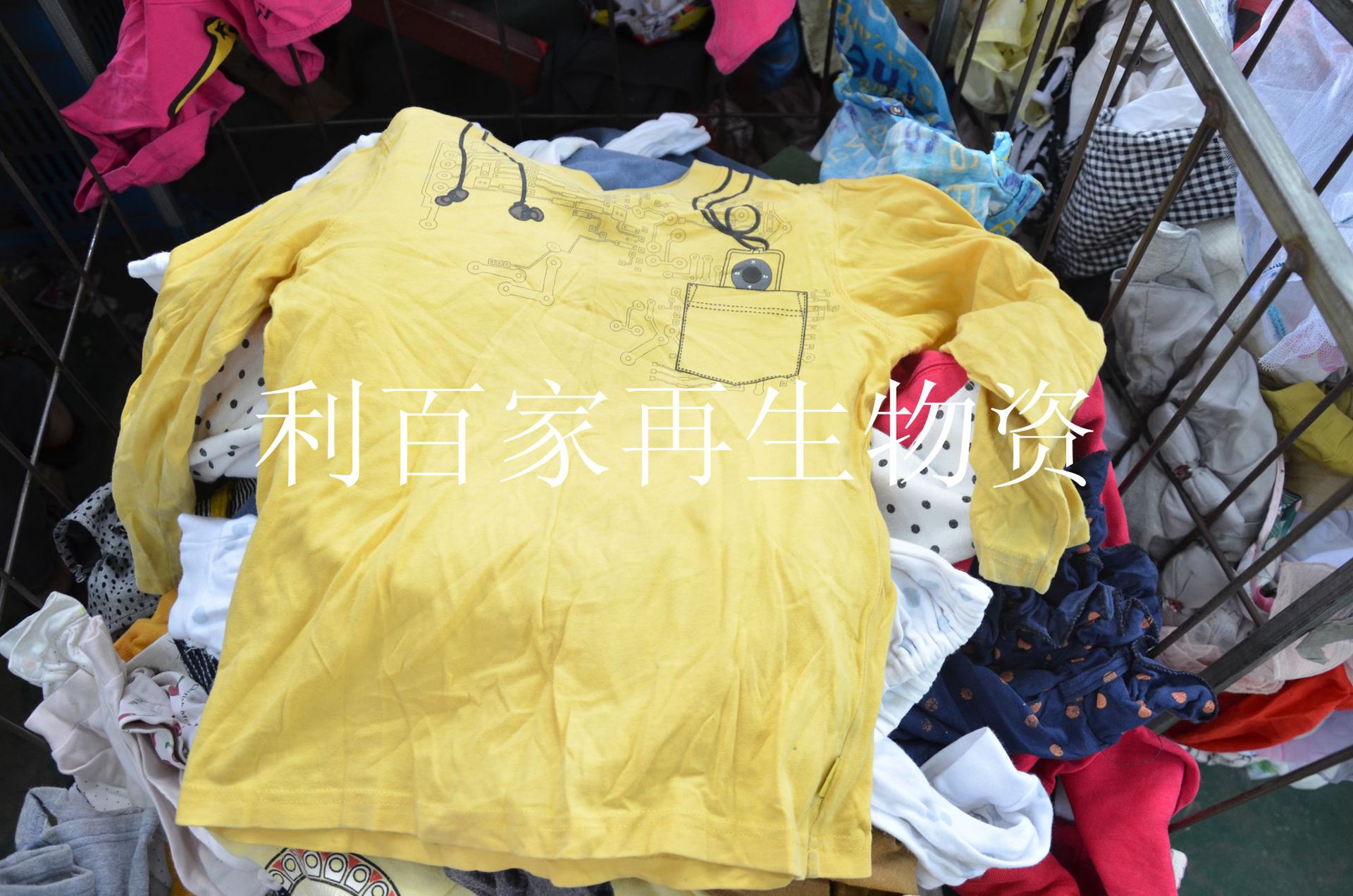 专业分拣打包出口非洲旧衣服 夏衣 冬衣 牛仔 连衣裙.