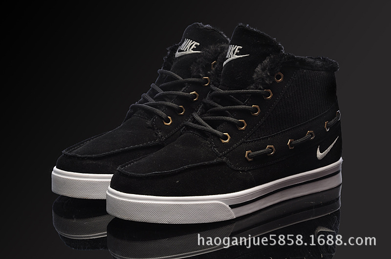 Продаются зимние кеды от Найк: Nike Sweet Classic Black Leather.Размер 42 ( Продаются зимние кеды от Найк: Nike Sweet Classic Black Leather.Размер 42 (