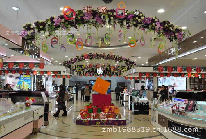 藤条拱门造型 门头藤条装饰 商场通道藤条布置 圣诞球吊饰图片_3