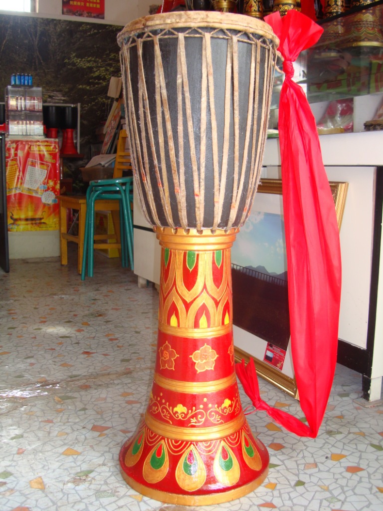       象脚鼓是傣族的重要民间乐器,因