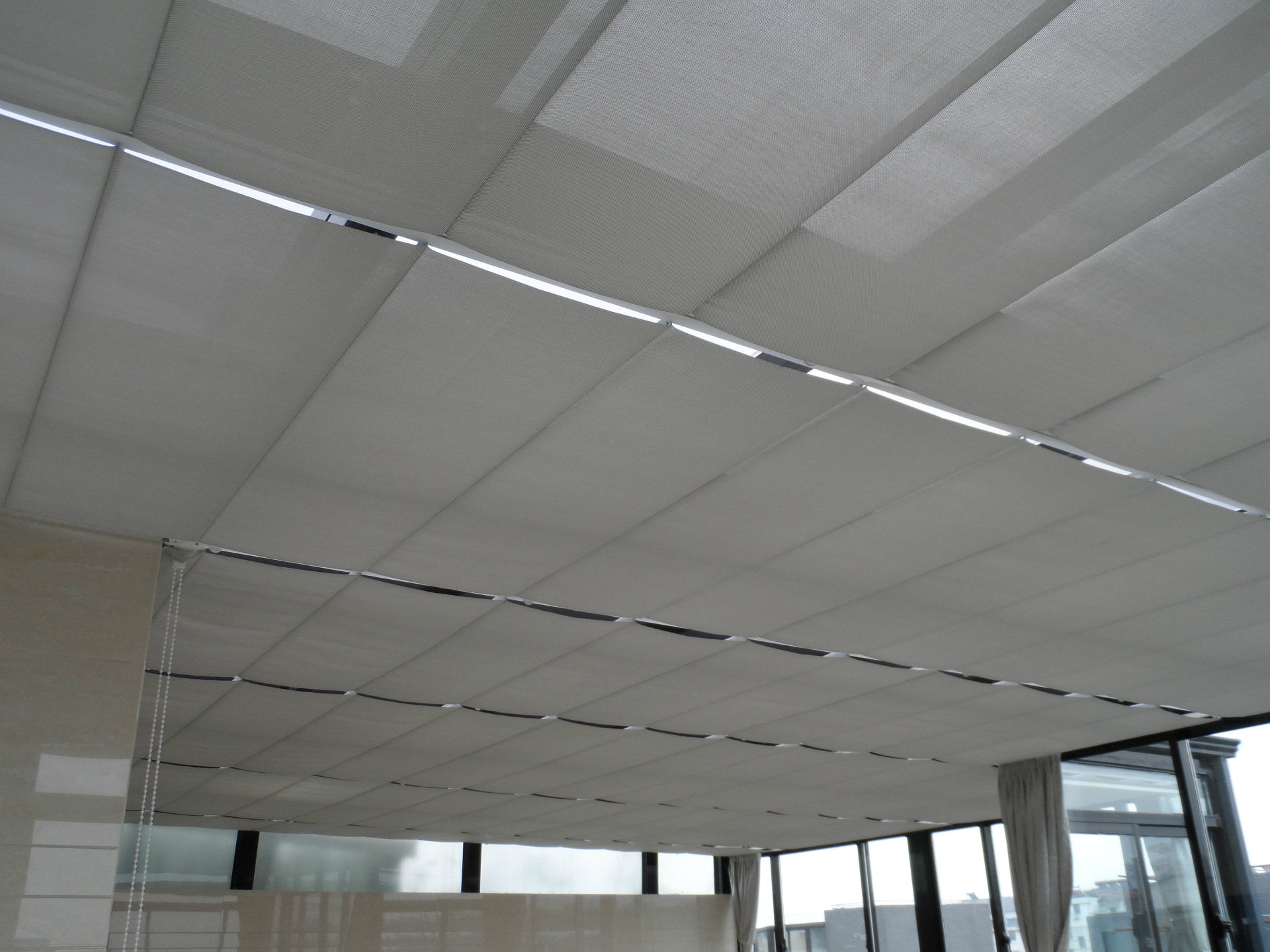 高档遮阳系列1 主要设计制作安装阳光房内的手动和电动遮阳天棚帘