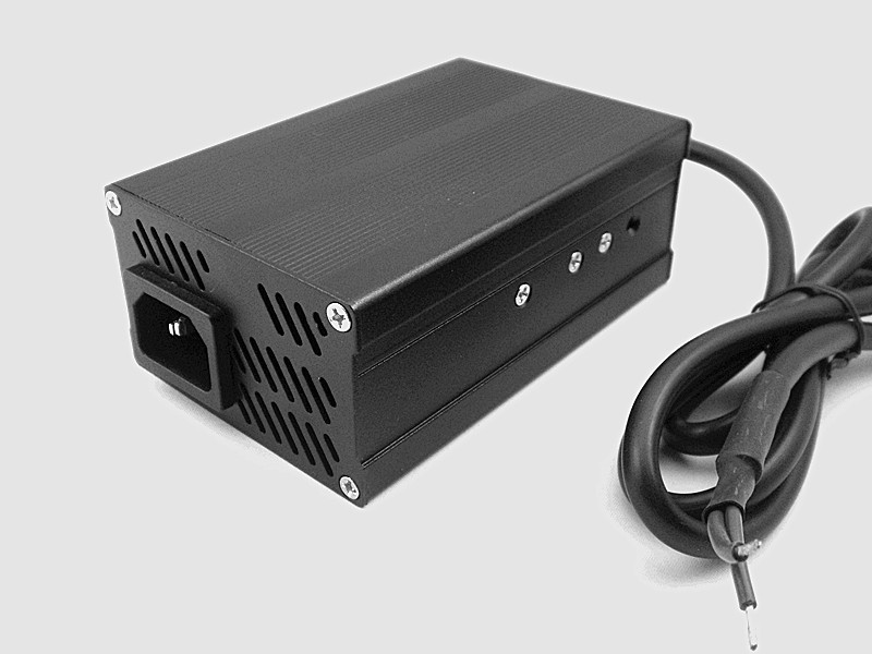 汽车电瓶充电器 12V8A 四段式防过充电瓶充电