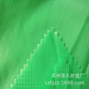 供应 400T尼丝纺0.1分格防水油压涂层服装面料
