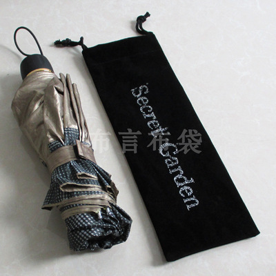采用单面黑色绒布材质两边抽绳束口雨伞收纳袋,设计印刷银色logo