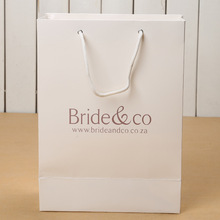 Túi giấy tùy chỉnh màu trắng xanh tông quảng cáo túi mua sắm tại chỗ quần áo sáng tạo bao bì túi xách tay logo tùy chỉnh Túi giấy trắng