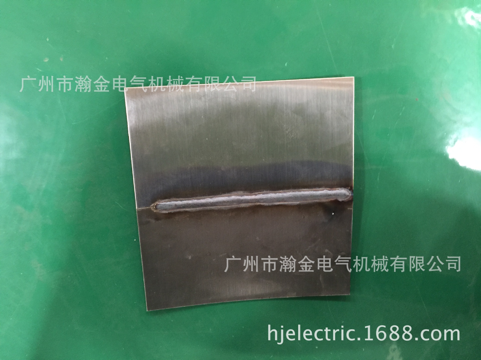 0.9mm304不锈钢薄板工件对接连续焊缝,美观平整,无飞溅,不焊穿.