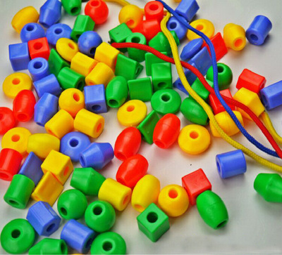 批发塑料积木小串珠玩具穿线串珠积木幼儿园早教桌面玩具串珠玩具