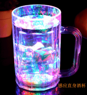 直身发光啤酒杯 创意发光杯 入水即亮酒杯 酒吧ktv用品杯子