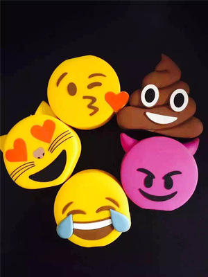 直销卡通哭脸移动电源笑出眼泪的emoji表情充电宝个性qq移动电源