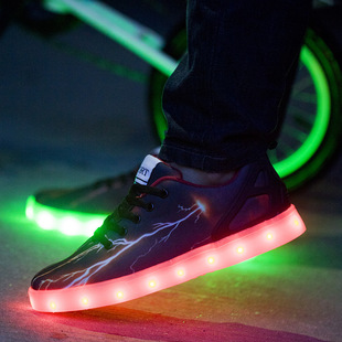 LED外贸新品闪电发光鞋休闲男女板鞋**厂家批发直售灯鞋代发