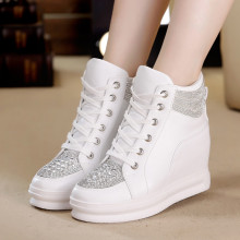 Giày nữ Ôn Châu Phiên bản Hàn Quốc tăng giày thông thường dây cao cấp rhinestone giày thể thao màu trắng giày bán buôn Giày tuyết nữ