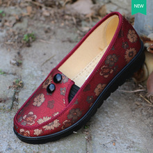 Xin Qing 2017 mùa xuân và mùa thu giày của phụ nữ đàn hồi miệng vải cũ Bắc Kinh giày phụ nữ nông miệng phẳng với giày hoa mẹ Giày mẹ