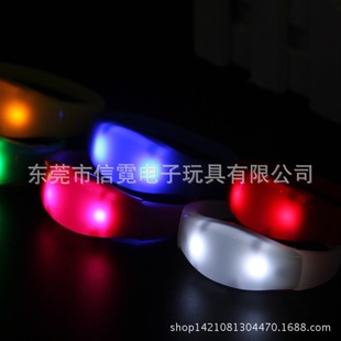 2017新款圣诞节礼品手环 LED硅胶手镯 发光手环 震动手环厂家