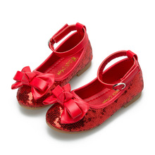 Giày trẻ em mới Giày công chúa cho bé Velcro Giày khiêu vũ mùa xuân cho trẻ em Giày cưới đính nơ đỏ Giày công chúa