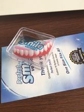 Row của bộ răng trắng của bộ silicone của răng giả hoàn hảo nụ cười veneers mô phỏng trên các sản phẩm tv Du lịch thiết yếu