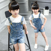 Trẻ em mặc quần short yếm trẻ em denim phiên bản Hàn Quốc của các cô gái lớn mùa hè lỗ quần thường xuyên nóng bỏng chàng trai và cô gái với đoạn văn Quần yếm