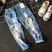 Mùa xuân mới 2018 mẫu bé trai và bé gái hoang dã lỗ cũ quần jeans lửng quần lửng Quần jean