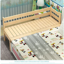 Ngủ mẫu giáo trẻ em giường ba mặt có lan can Giường đơn Giường gỗ rắn bé khâu giường mở rộng giường bán buôn Giường trẻ em
