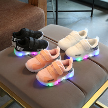 Mới 2018 bộ chân cho trẻ em Đèn LED giày thể thao dạ quang cho bé trai và bé gái Giày thể thao