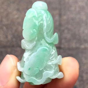 供应缅甸翡翠a货玉吊坠 水润浅绿白菜玉坠 翡翠挂件玉白菜