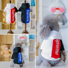 quần áo con chó cưng nguồn cung cấp superme Tide thương hiệu áo len trùm đầu máy màu chính tả áo len trực tiếp tại chỗ bán buôn Trang phục chó