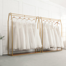 Khung cưới vàng đơn giản hiện đại cửa hàng quần áo trung tâm thương mại quần áo phụ nữ cửa hàng kệ tầng cao cấp studio chuyên trưng bày giá Đạo cụ trưng bày quần áo