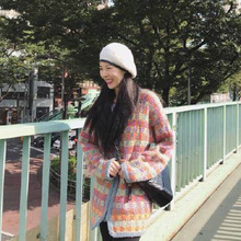 Jin Yuya in hẹn hò cùng một đoạn kẻ sọc màu đỏ kết hợp áo len dày áo len cardigan lười gió mùa thu đông Áo len nữ