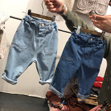 Mùa xuân 2019 quần áo trẻ em Hàn Quốc mới bé trai và bé gái thủy triều túi trước thời trang hoang dã quần jeans tối màu Quần jean