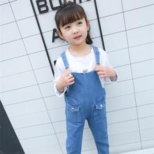 Trẻ em mặc 2018 xuân hè Cô gái Hàn Quốc denim overalls bé trai túi quần đôi treo bé màu rắn Quần yếm