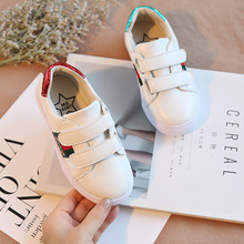 Mùa thu mới cho trẻ em giày thể thao bé trai giày bé gái Phiên bản Hàn Quốc của những đôi giày nhỏ màu trắng trẻ em trong những đôi giày trẻ em lớn Giày vải trẻ em