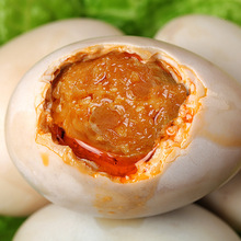 Trứng vịt nướng vùng vịnh Beibu Trứng vịt muối nấu chín Cát dầu 60-70g Gói chân không Bán buôn một thế hệ Trứng