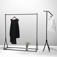 Cửa hàng quần áo sắt trưng bày đứng theo phong cách cao cấp váy cưới nam và nữ tải giá treo đồ in giá đơn giản Đạo cụ trưng bày quần áo