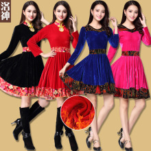 Trang phục khiêu vũ Luoshen Square trang phục mới nữ mùa thu và mùa đông nhung vàng trung niên dài tay trình diễn Đầm nhảy vuông