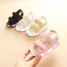 Mùa hè giày trẻ em mới bán buôn Thời trang Hàn Quốc rắn màu Velcro đèn giày nam và nữ dép thủy triều Dép trẻ em