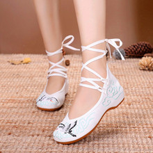 Vào tháng 6 năm 2018, sản phẩm mới bước thêu cạnh (712- 仙鹤 带) giày cao gót thêu hoa nữ mang phong cách dân tộc Giày nữ