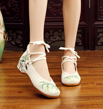 Cần cẩu tre 2018 kiểu mới quốc gia giày hoa Hanfu Jinchen giày thêu nữ Giày nữ