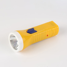 Nhà máy trực tiếp đèn pin nhựa màu vàng mới Du lịch ngoài trời đèn pin cầm tay Đèn pha