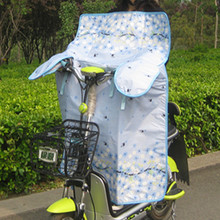Kính chắn gió mùa hè bỏ túi ba lớp được nướng bằng nắng bằng xe đạp điện. Kính chắn gió