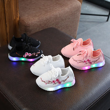 Xuân 2018 Thời trang Hàn Quốc thời trang giản dị hoa nhẹ giày trẻ em LED dạ quang đế mềm cho bé gái với giày em bé Giày thể thao